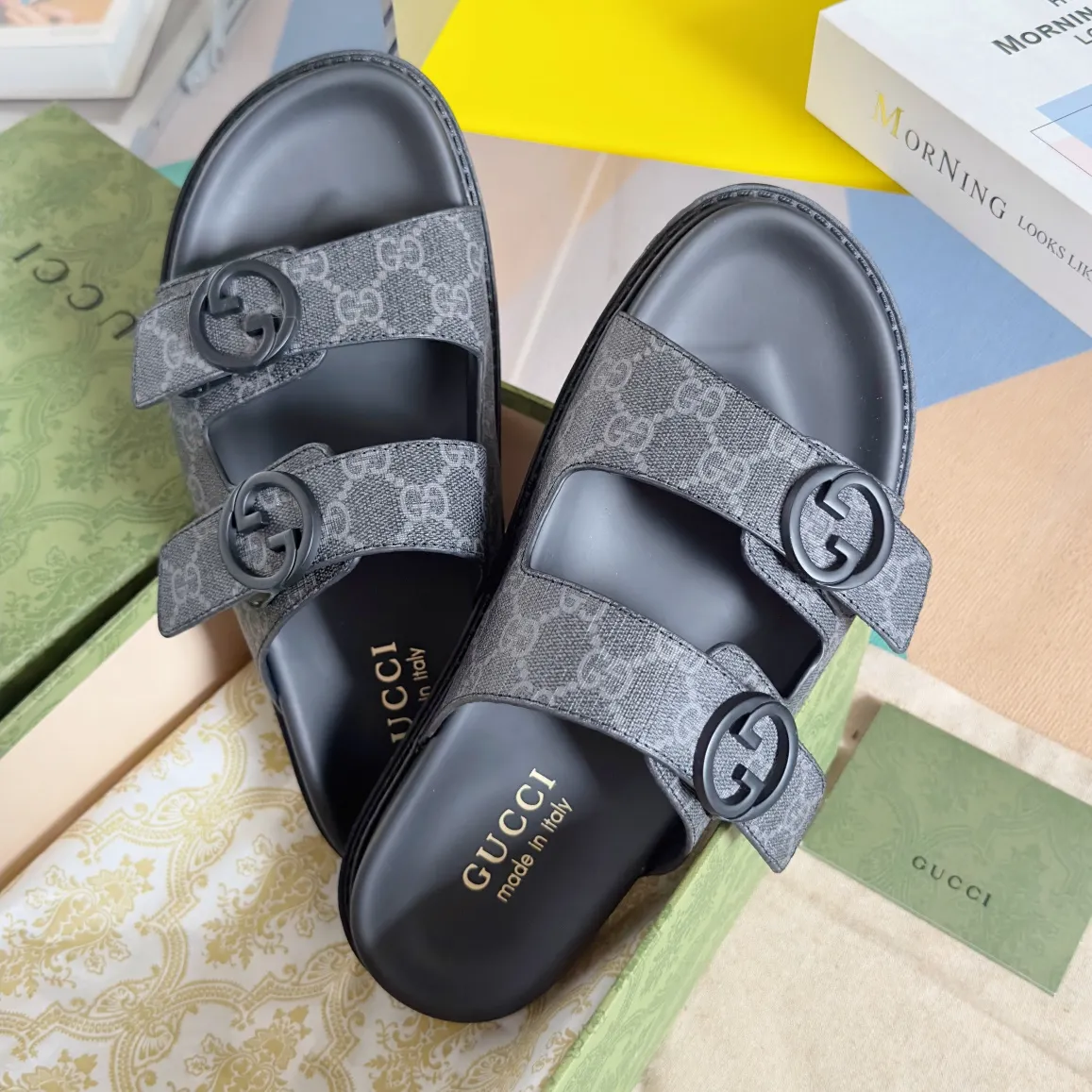 [G Home] Men's Men's Shoes💰: 300💰Size: 38-45 🆕2024Gucci Gucci Summer New Style Double G Presbyopia Flip-flops Cross Sandals Thick Sole Slippers Beach Shoes Original Purchase and Development Production G family's 2024 new summer dark horse items, fashion bloggers at home and abroad have put on the show, and it has become popular on social platforms at home and abroad. Fashionistas must pay for it, and they spend a lot of money to create ingenious craftsmanship and accurately restore every detail. Exquisite packaging at the delivery counter🛍📦 ▪️ Fabric: Original imported double G presbyopic leather ▪️ Lining: Original imported leather ▪️ Sole: Original open molded T men's shoes 💰U outsole ▪️ Bottom thickness: 3CM